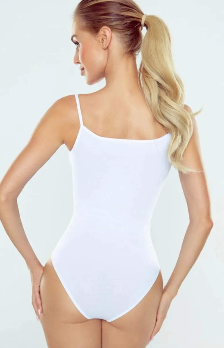 Białe body damskie na wąskich ramiączkach Paola