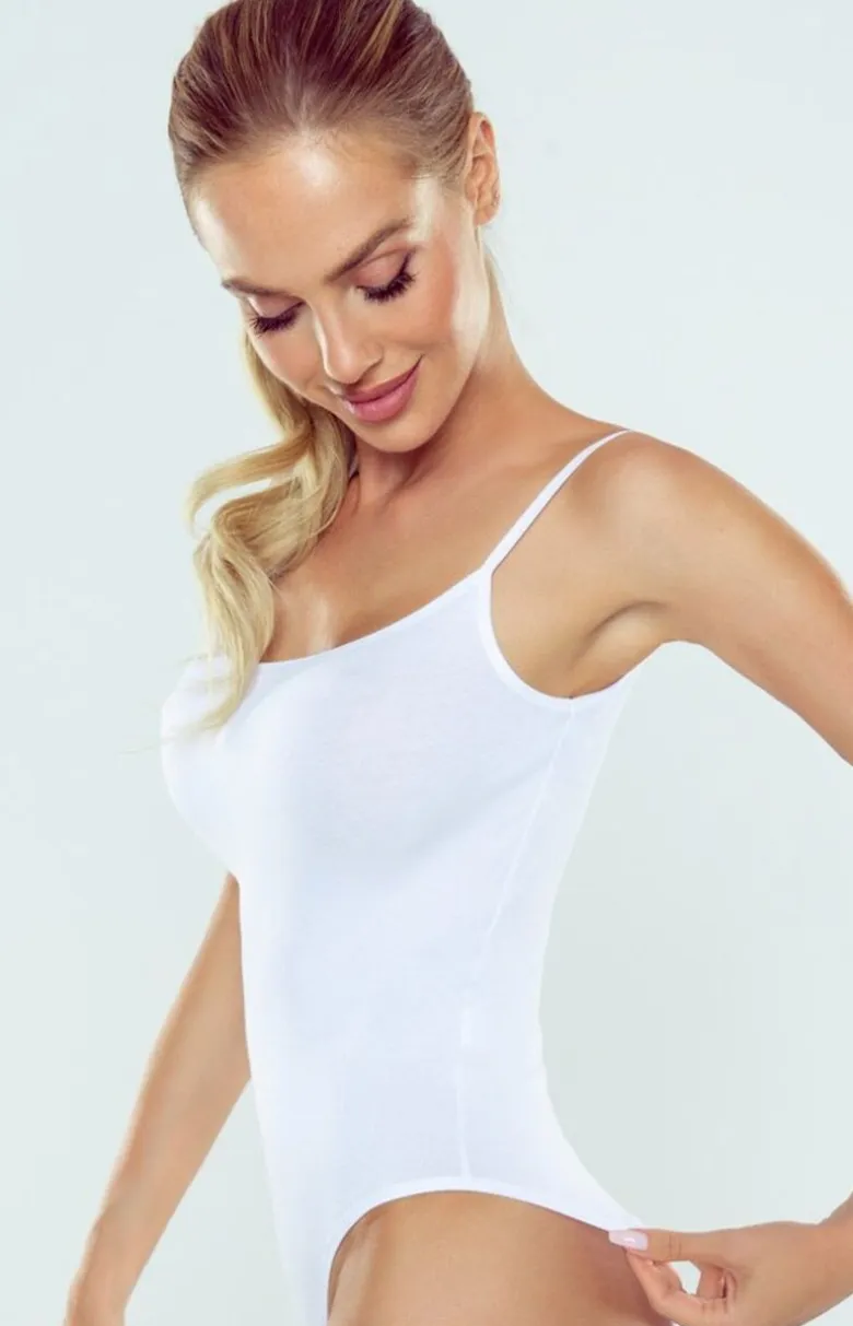 Białe body damskie na wąskich ramiączkach Paola