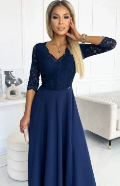 Numoco Moda - Koronkowa długa uknia granatowa z dekolte 309-6 Aber