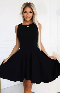 Numoco Moda - Wieczorowa sukienka z dłuższym tyłem czarna 575-1